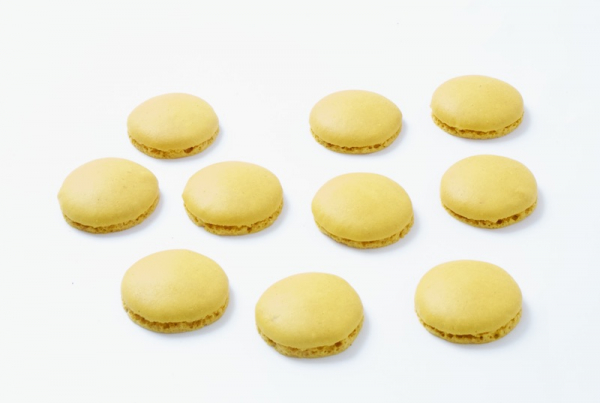 48 Macaron Halbschalen gelb von sweetART